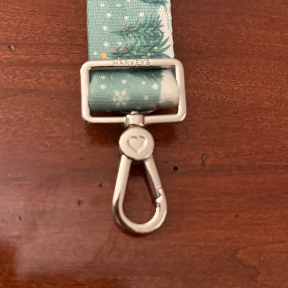 Harveys Disney Winter Wonderland Click and Go Keychain - Picture 5 of 6